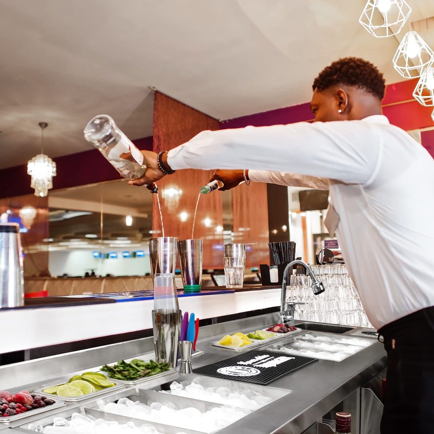 Stazione cocktail bar doppia in acciaio inossidabile con pozzo di ghiaccio isolato Lavello 360 Rubinetto miscelatore Vassoio di sgocciolamento Mensola per frullatore 6 Vaschette frutta Portacoltelli